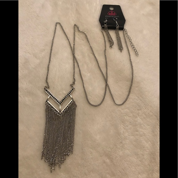 Paparazzi Alpha glam silver necklace with earrings